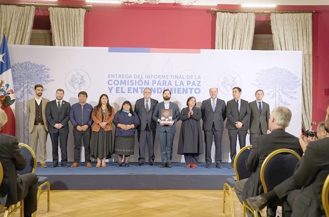 Presidente Boric recibe el informe final de la Comisión Presidencial para la Paz y el Entendimiento