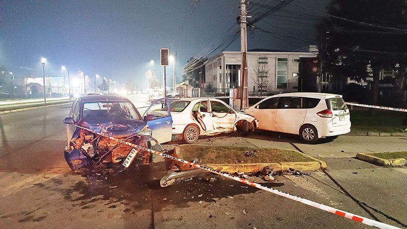 Triple colisión deja 2 lesionados en avenida Aníbal León Bustos de Linares