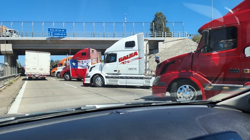 Paro de camioneros continúa en espera de acuerdos con el gobierno y entre gremios