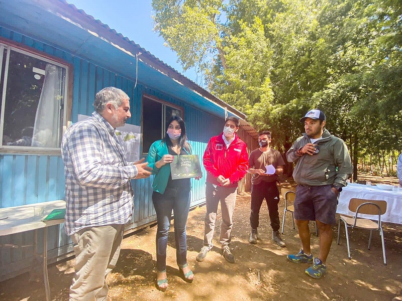 Gobernadora Regional se reunió con vecinos de Los Laureles en la precordillera de Longaví