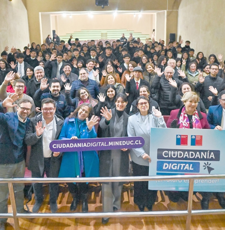  Mineduc y Segegob presentan spot “Internet es un mar de posibilidades” para guiar a familias y comunidades educativas en el uso responsable de plataformas digitales