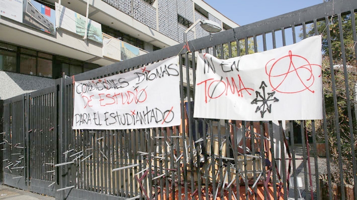 Manifestaciones de estudiantes en las afueras del Instituto Nacional y del Liceo Tajamar culminan con incidentes
