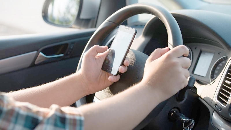 Ley “No chat”: Senador Castro valora despacho de proyecto que sube multas por usar celular al volante