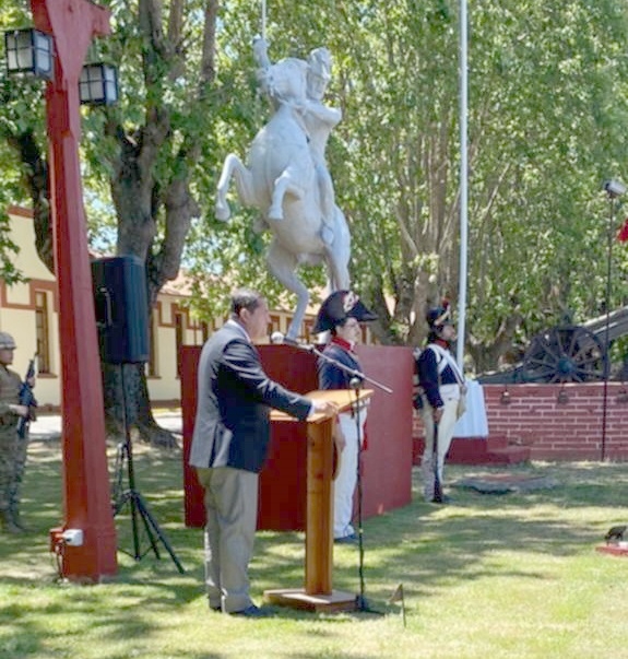 Alcalde Mario Meza recibe condecoración de la Escuela de Artillería de Linares