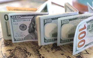Dólar sigue escalando previo a elecciones: Rompió la barrera de los $830 y alcanzó su mayor nivel en más de 18 meses