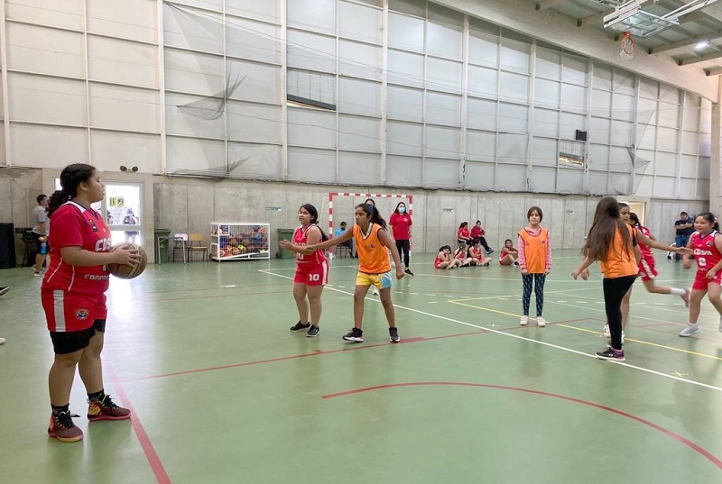 Plan de formación imparte seleccionador nacional de básquetbol en Constitución