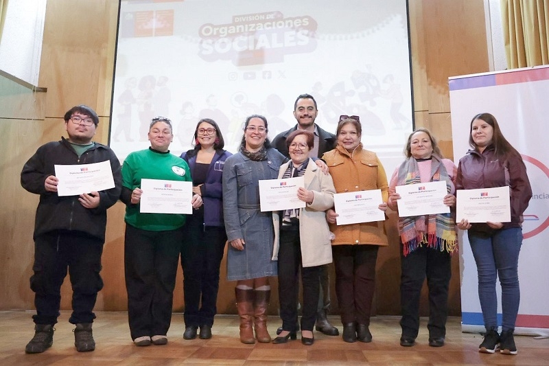 Delegada Provincial lidera homenaje a dirigentes sociales en Linares
