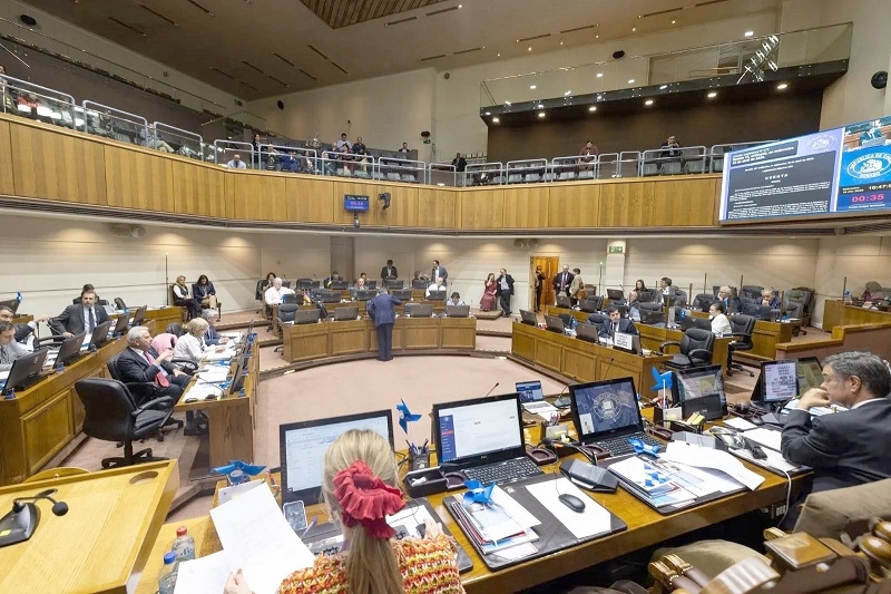  Aprueban norma que sanciona con pérdida del escaño a parlamentarios que renuncien a su partido y comités