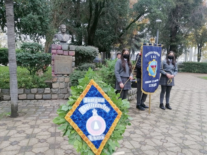 su 76° Aniversario: Instituto Politécnico de Linares colocó ofrenda ante el busto del Presidente Carlos Ibáñez del Campo 