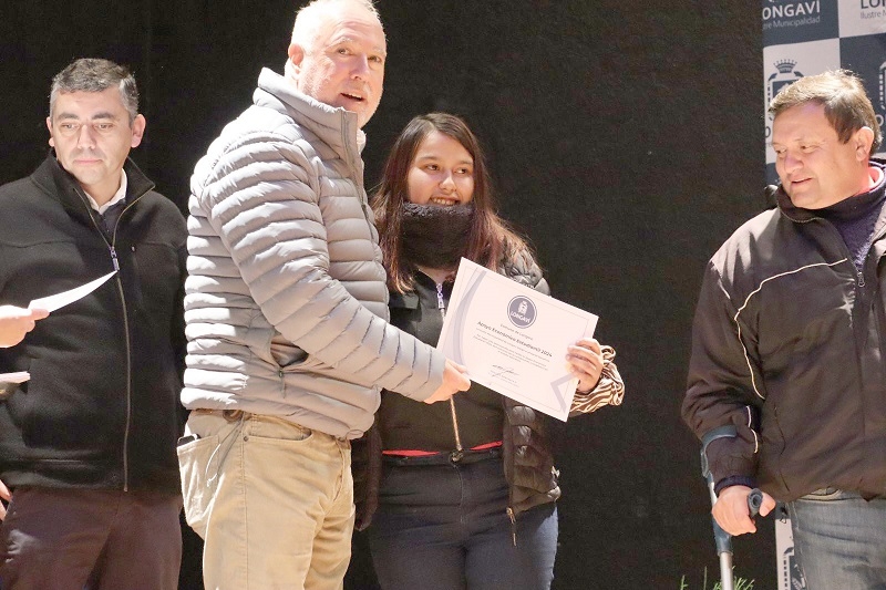  800 familias de Longaví son beneficiadas con Beca Estudiantil municipal