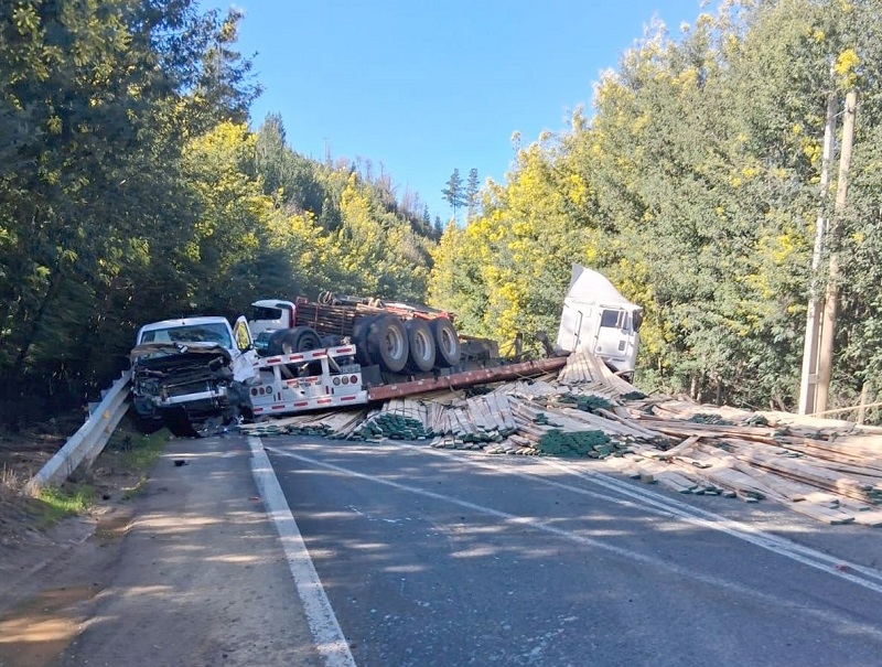 San Javier: accidente de tránsito involucró a camión de transporte de madera