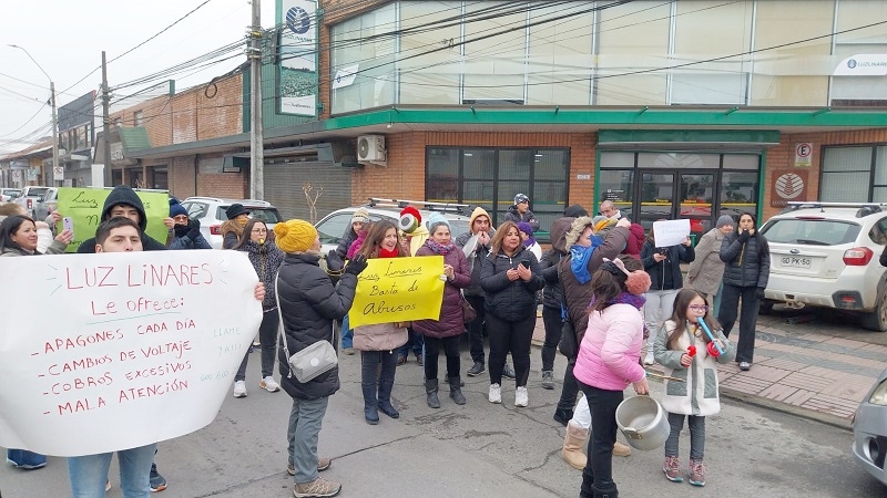 Vecinos protestaron frente a empresa LuzLinares por reiterados cortes de suministro eléctrico