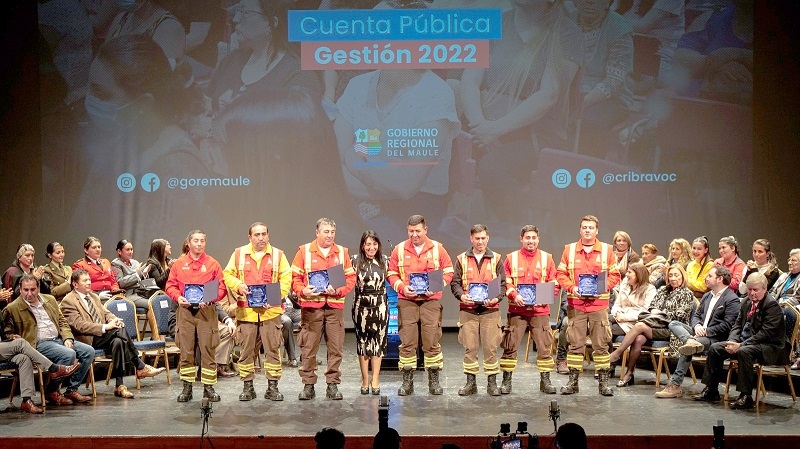 Gobernadora Regional homenajeó el trabajo en los incendios forestales en el Maule