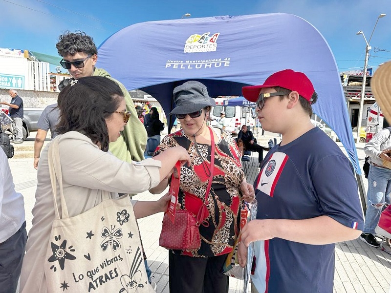  En balneario de Pelluhue SENDA lanzó campaña de verano “La prevención siempre está de moda”