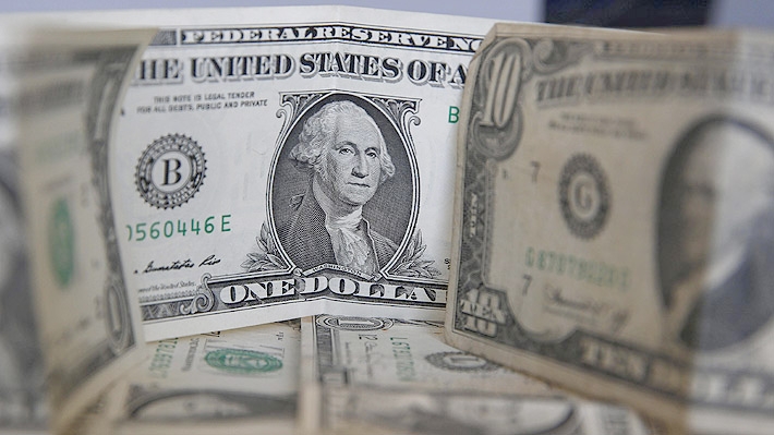  Dólar consolida fuerte alza y cierra sobre los $800 ante expectación del mercado por votación del cuarto retiro