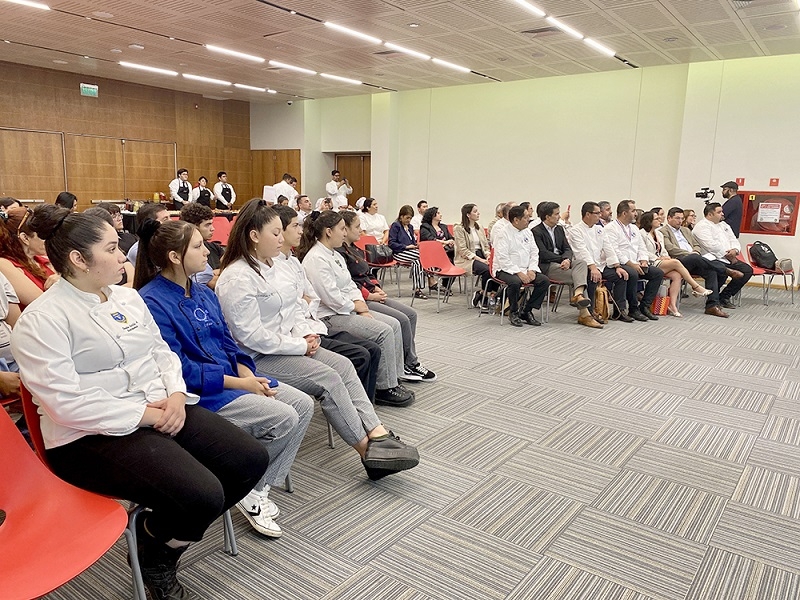 Inédito en el Maule Estudiantes de Gastronomía de la región reciben becas de Les Toques Blanches 