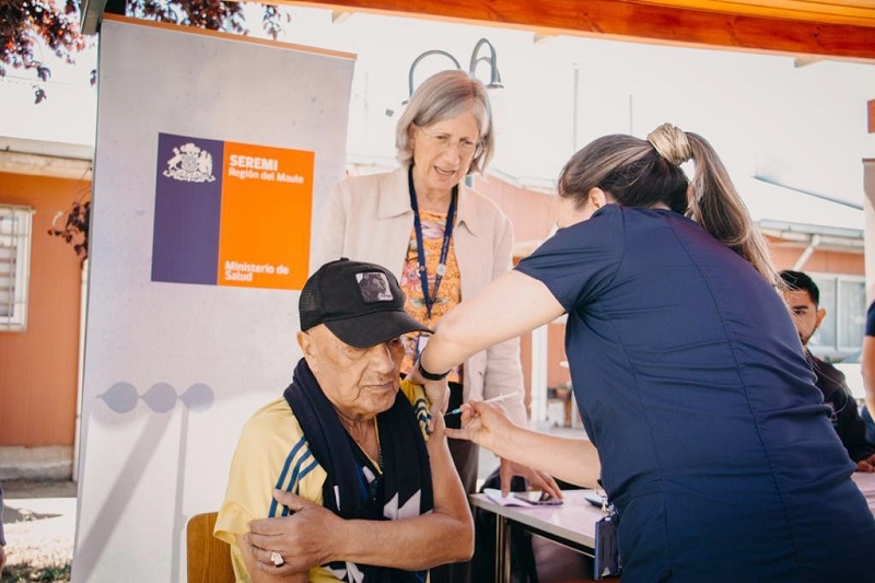 Seremi de Salud Maule y Senama llaman a retomar vacunación bivalente en personas mayores