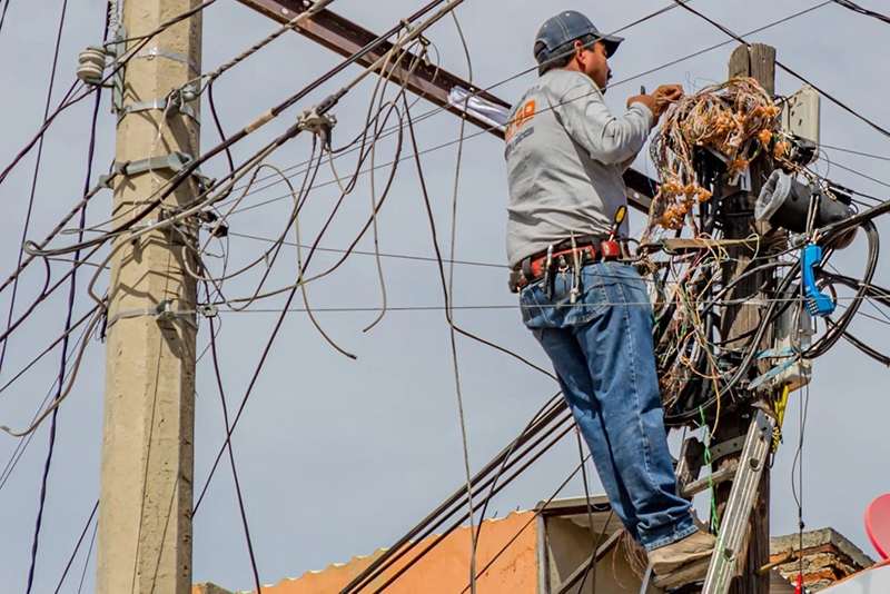 Analizan rol de los municipios en el retiro del cableado aéreo en desuso y la necesidad de reembolso