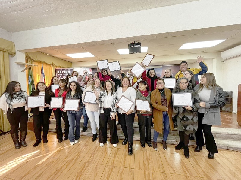 Retiro:  Certifican  Curso de Peluquería Canina para Mujeres Jefas de Hogar 