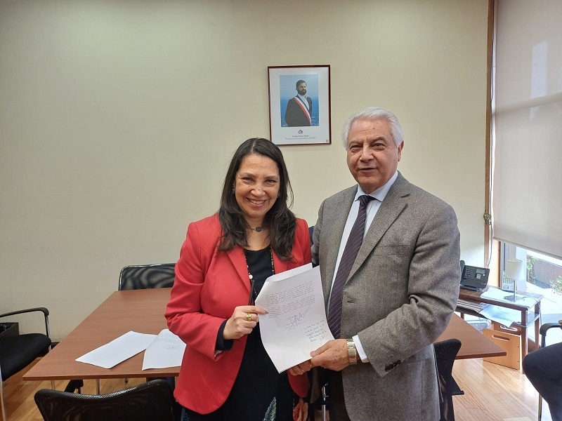  Diputado Naranjo entrega a Ministra la solicitud que declararía el 6 de abril como Día Nacional de Linares