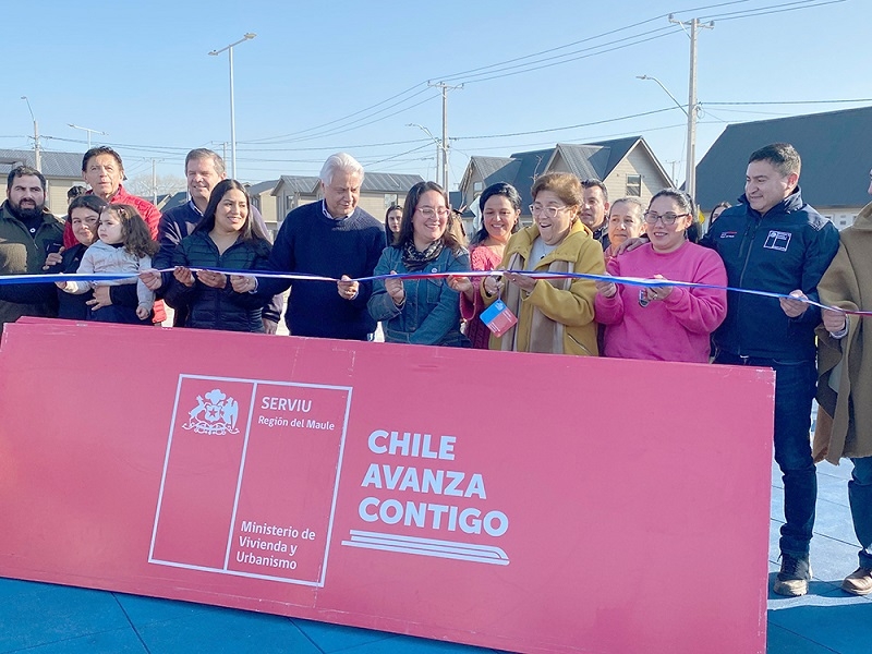 Delegada Provincial encabezó la entrega de viviendas para 51 familias en Linares