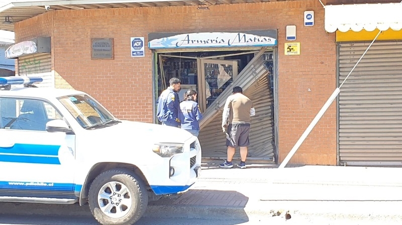 Roban en Armería ubicada en pleno centro de Linares con técnica del “alunizaje” e investigan otros 2 delitos similares