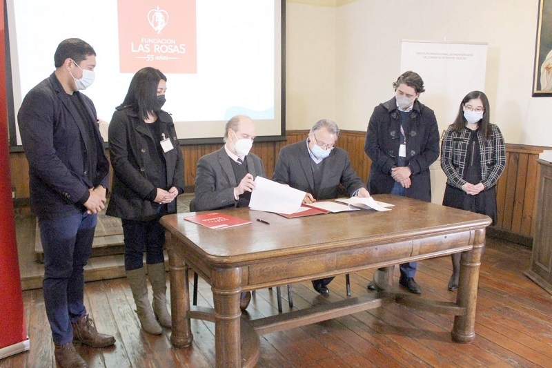 Fundación Las Rosas firma convenio de cooperación con  Instituto IPLACEX