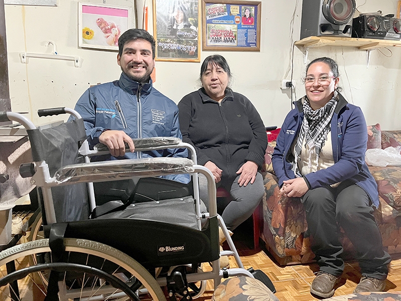 Delegación Presidencial de Linares entrega de silla de ruedas a vecina de Panimávida 