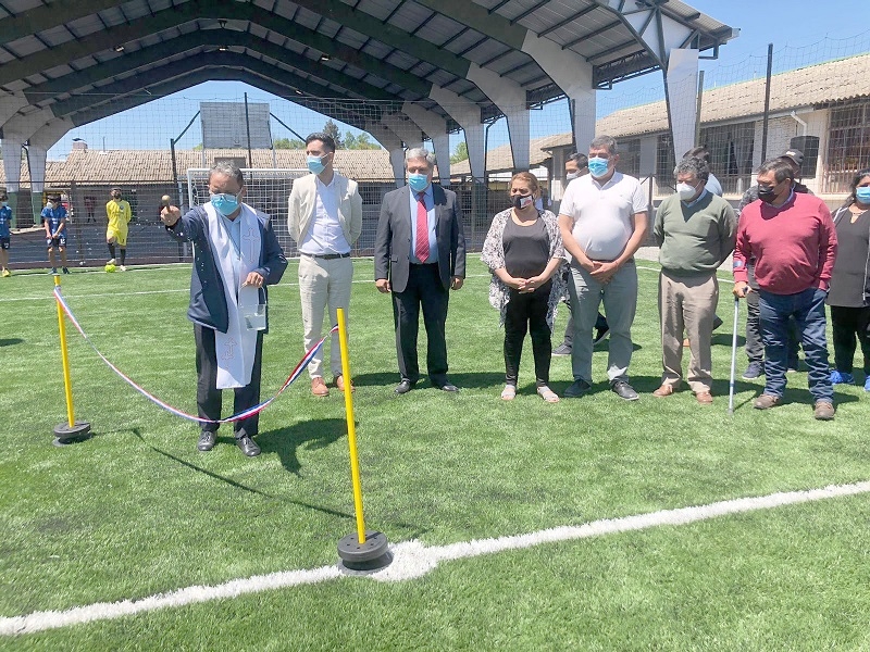Escuela Juan de la Cruz Domínguez de Longaví inaugura moderna cancha de pasto sintético “Emilio Jara”
