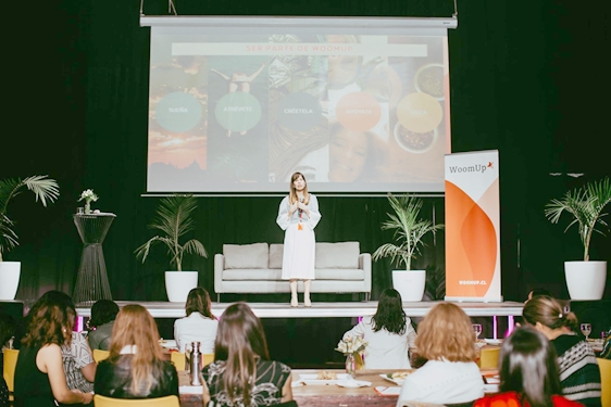 Lanzan nuevo Programa WoomUp Emprende 2021-2022 Mujeres líderes en negocios guiarán a emprendedoras hacia el éxito profesional