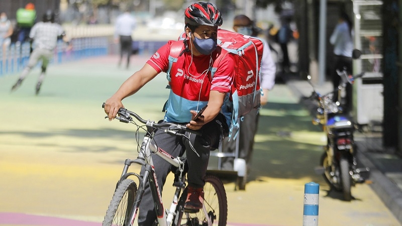 Trabajadores de "delivery" en Chile: Principalmente hombres, menores de 45 años y con mayoría extranjera