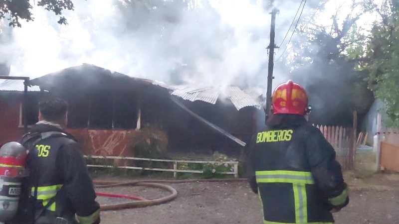 Linares: Incendio destruye vivienda en sector camino a Panimávida