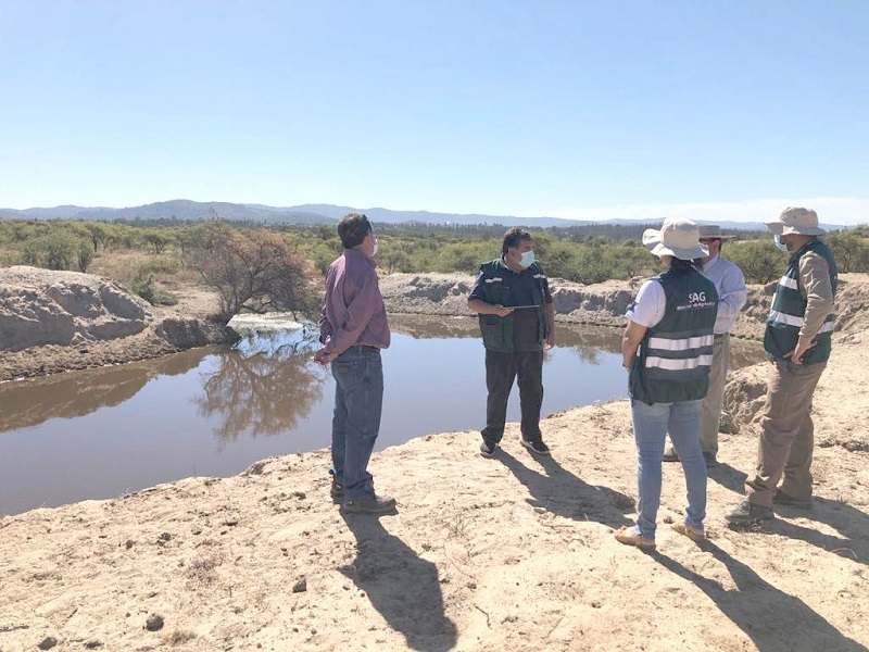En Cauquenes: Director Regional del SAG verifica construcción de aguadas 