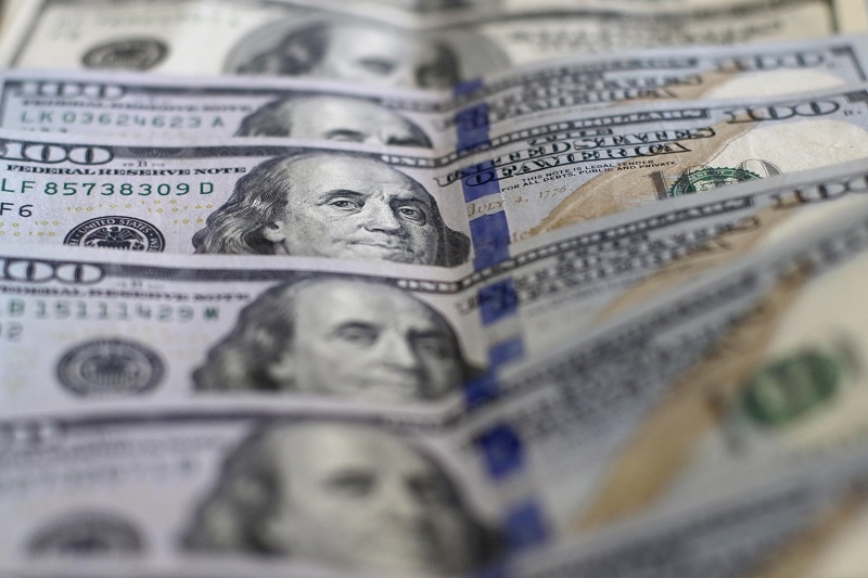 Dólar marca un nuevo máximo histórico en Chile y se posiciona por sobre los $880 en línea con la fortaleza global de la divisa