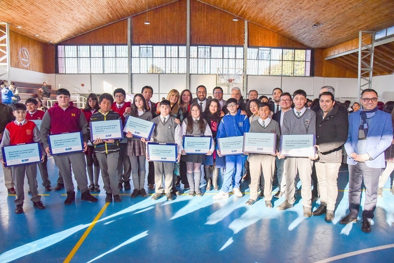 Cauquenes: Ministro de Educación y directora nacional de Junaeb encabezaron entrega de Beca TIC en la Región del Maule
