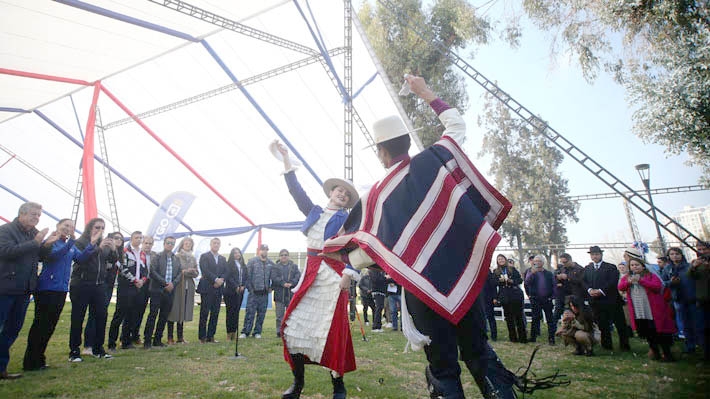 Con más de 300 locales y 23 shows en vivo: Comienzan a instalar la "Gran Fonda de Chile" en Parque O Higgins