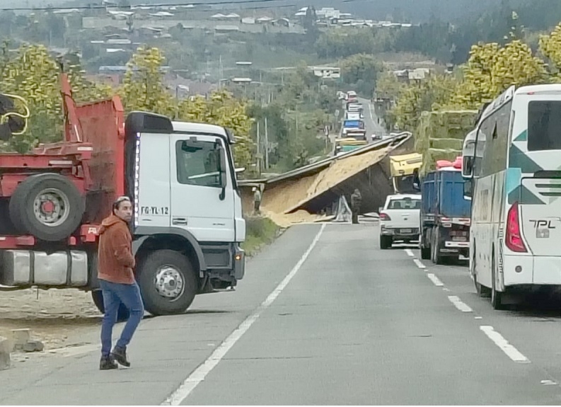 Volcamiento de camión cortó tránsito en Ruta L30M San Javier – Constitución