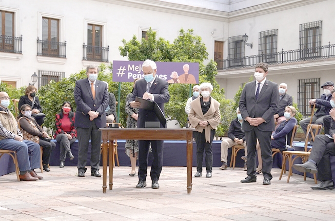 Presidente firma proyecto de ley para subir las pensiones