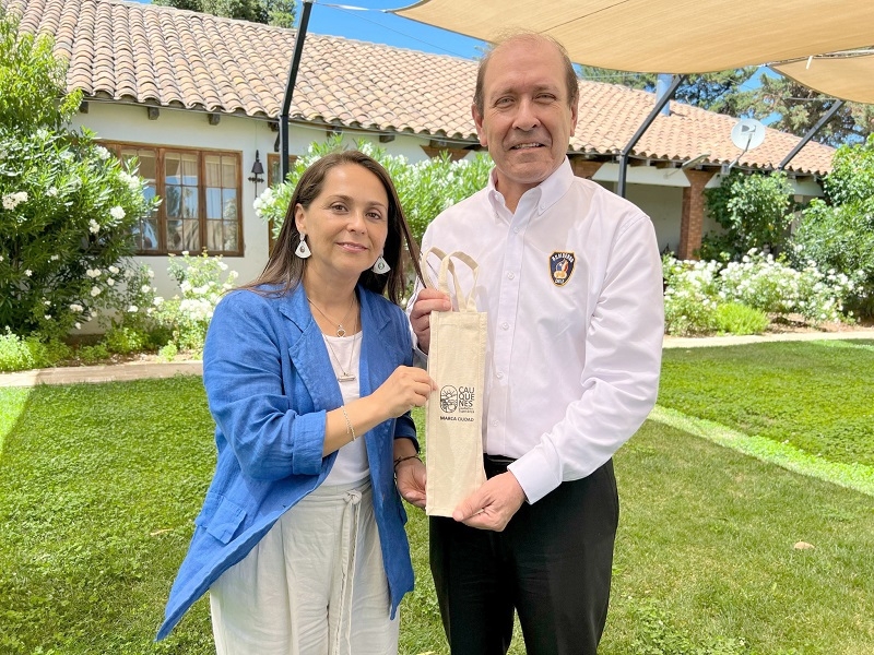 Alcaldesa de Cauquenes se reunió con Presidente Nacional de Bomberos 