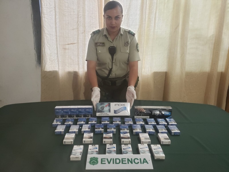 Venta ilegal de cigarrillos, carabineros detuvo a una mujer en Villa Alegre.