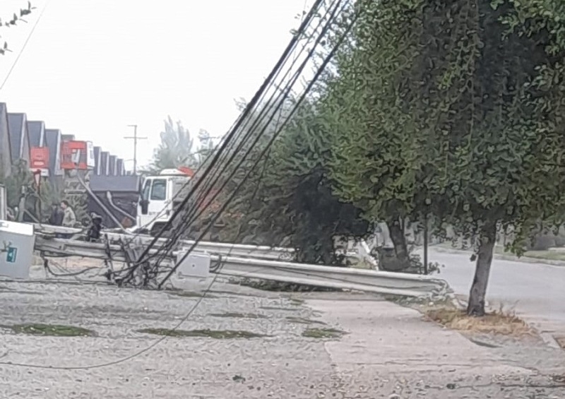 Linares: molestia de vecinos por camión que arrasó con postes de tenido eléctrico en Villa Los Portones