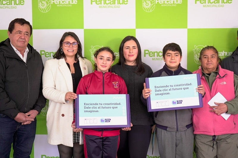 Se realiza entrega de computadores a través de Becas TIC a alumnos de séptimo año básico en Pencahue