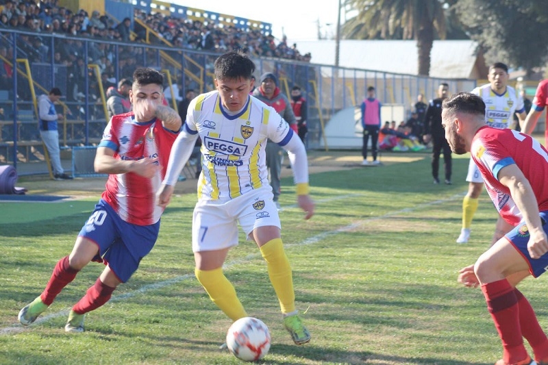 Con doblete del capitán:  Albirrojos sorprendieron a Rengo y sumaron tres puntos valiosos 