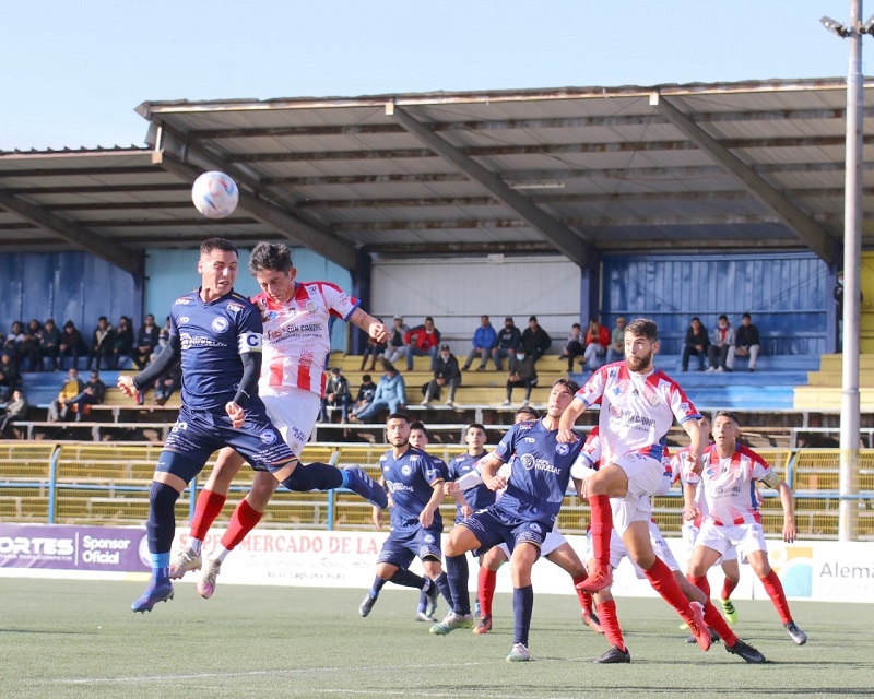 Al mediodía : Choque de punteros en el estadio La Portada de La Serena entre Unión Compañías y Deportes Linares 