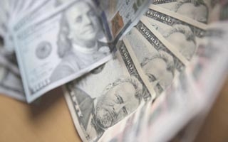 Dólar cae fuerte este lunes y encadena su tercer retroceso consecutivo en el mercado local