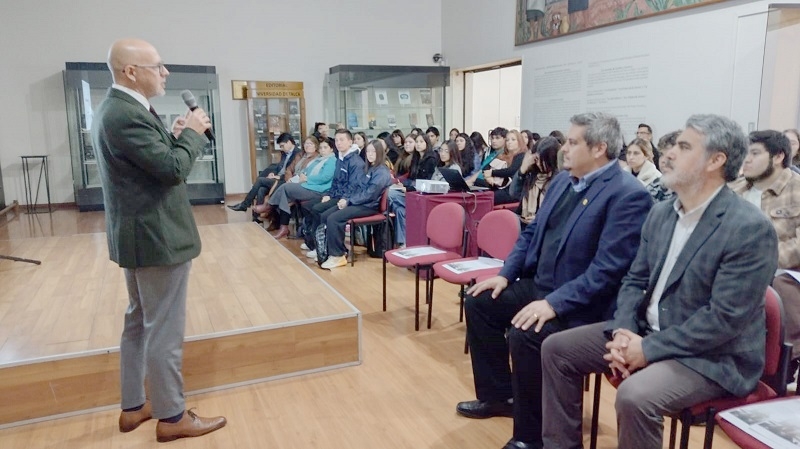 Estudiantes de Pedagogía debatieron y propusieron “humanizar” más la educación en el Maule