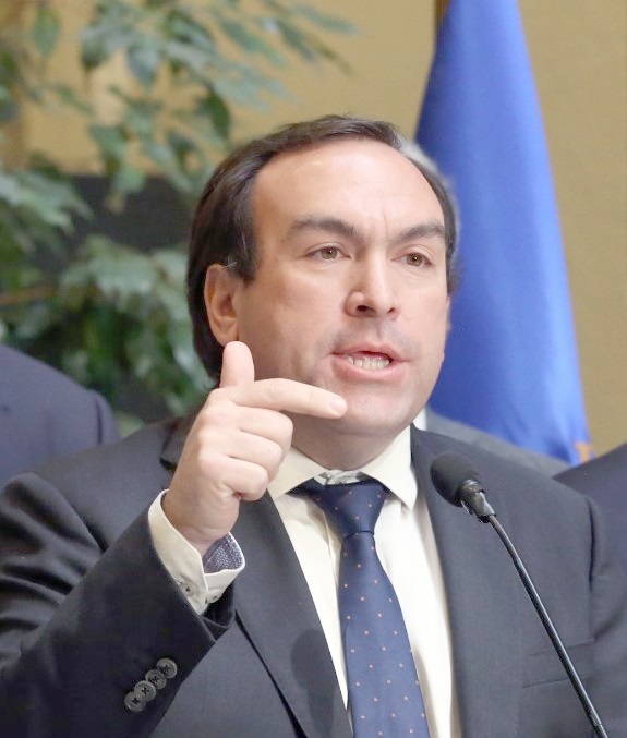 Piden al CDE querellarse por los más de 25 mil funcionarios públicos que salieron del país estando con licencia médica.