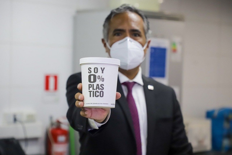 Entre otros plásticos de un solo uso:  Ministro (s) Fernández detalla cómo funcionará la ley que prohibirá bombillas o envases de plumavit