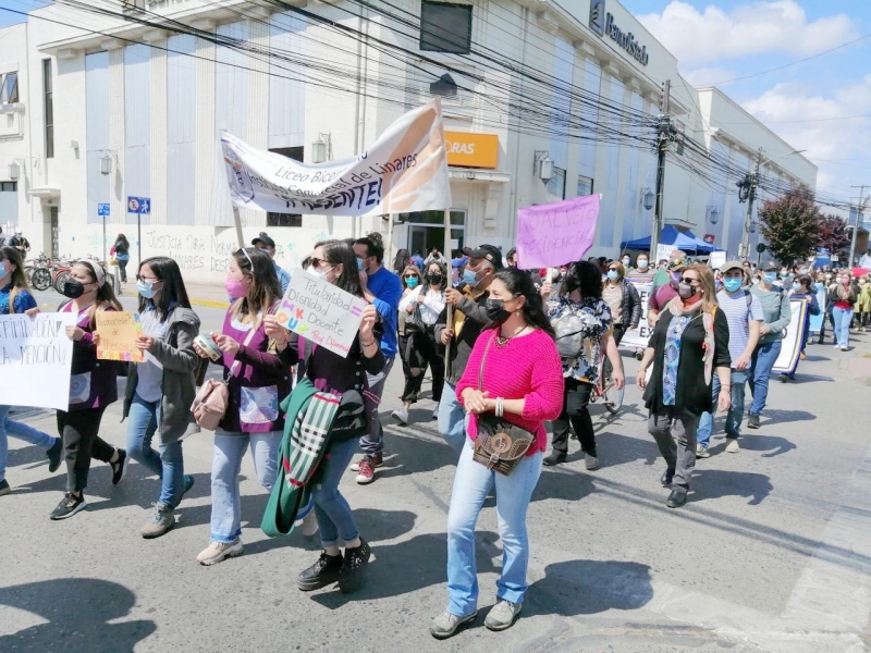 Profesores marcharon por el centro de Linares, sumándose al paro nacional convocado por el gremio