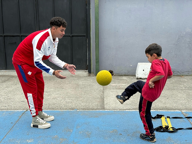 Deportes Linares Compartió Clínica Deportiva con niños de la Escuela España 